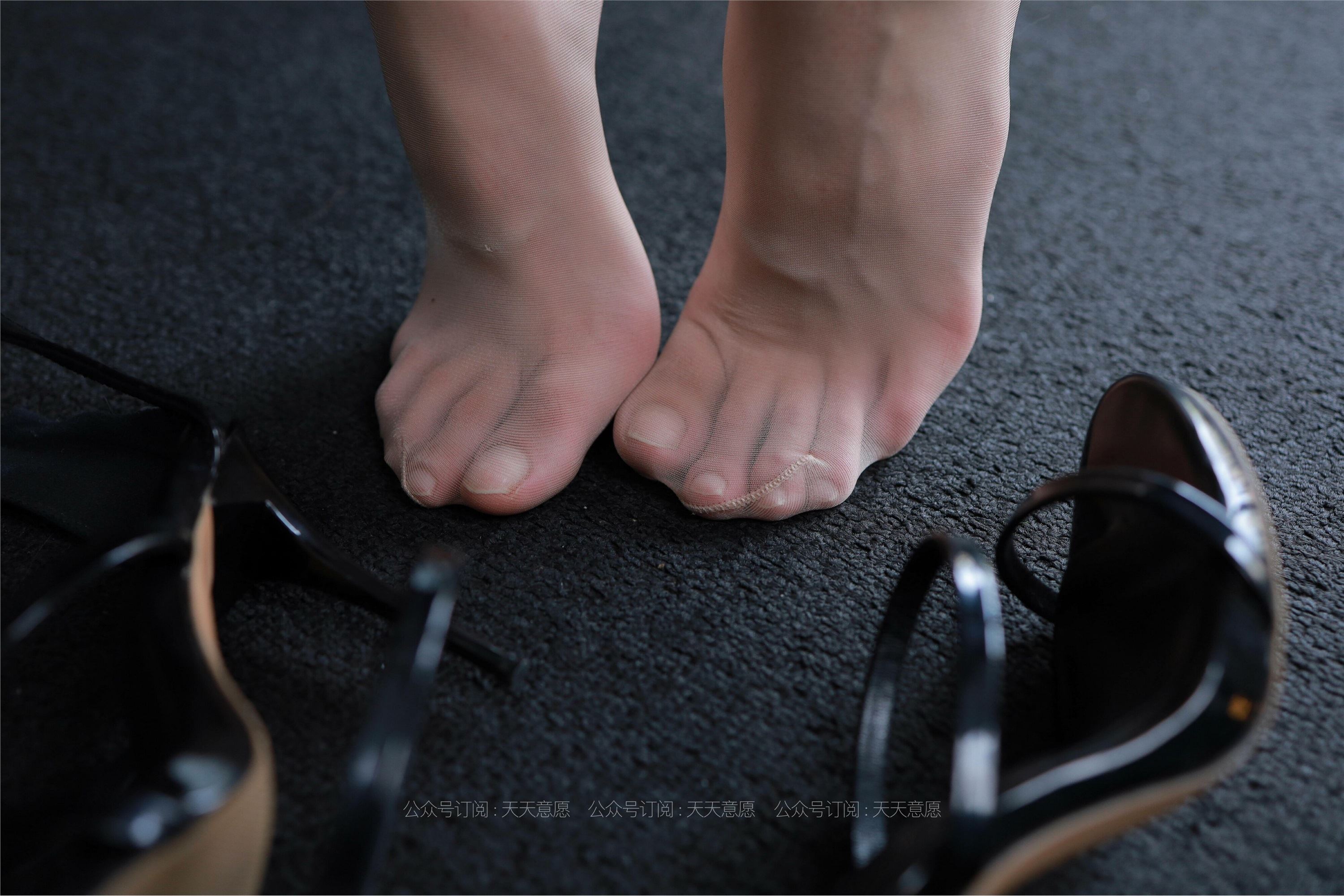 IESS异思趣向 - 模特：肉肉《桌底下的制服》